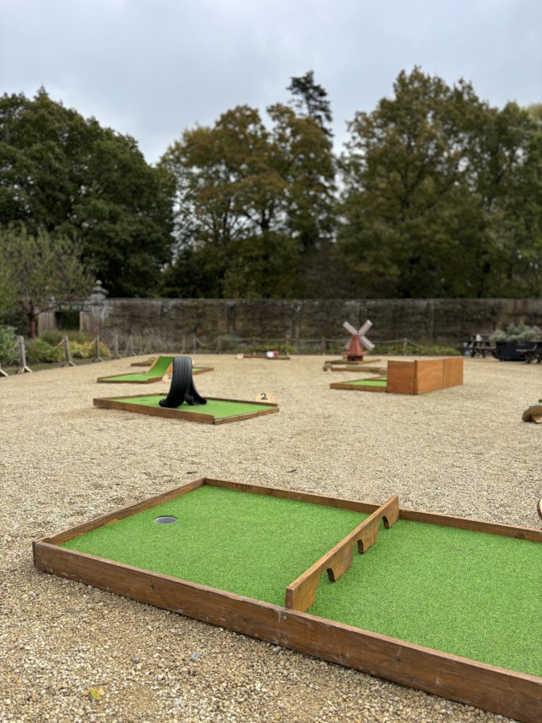 Mobile mini golf course